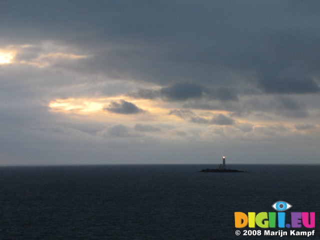 SX00884 Lighthouse on rocky outcrop near Rosslare